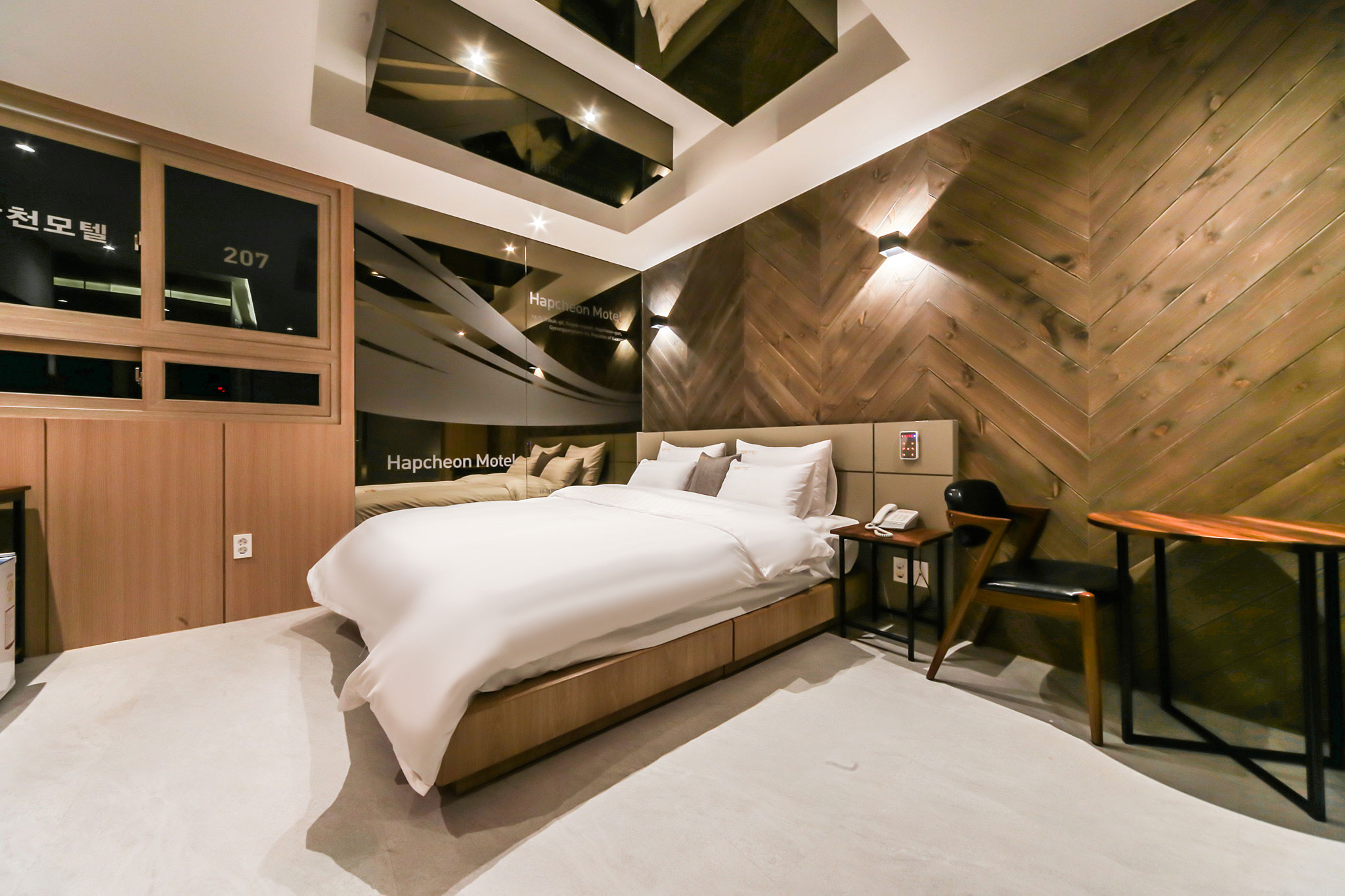 나무 벽과 거울, 더블 침대가 있는 합천 H.C. HOTEL 우드 계열 객실