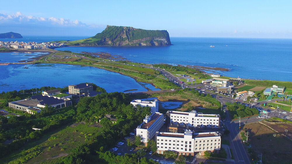 성산일출봉과 플레이스 캠프 제주 일대를 함께 본 항공 전경