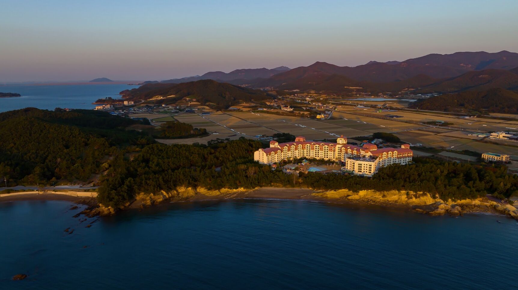 서해안과 산 사이에 자리한 소노벨 변산 리조트 항공 전경