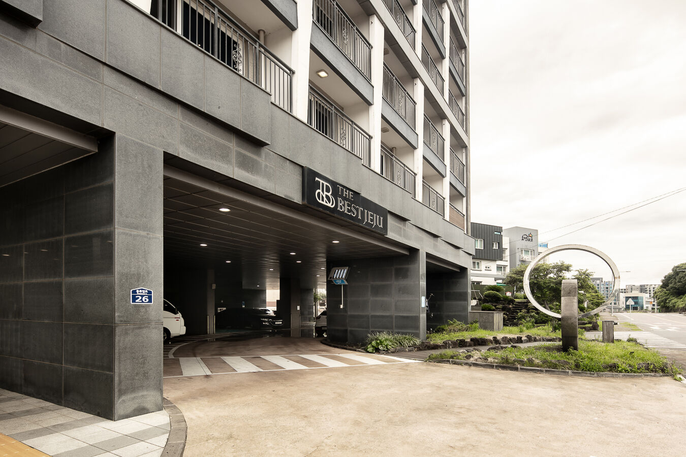 더 베스트 제주 성산 1층 차량 진입로와 호텔 표지
