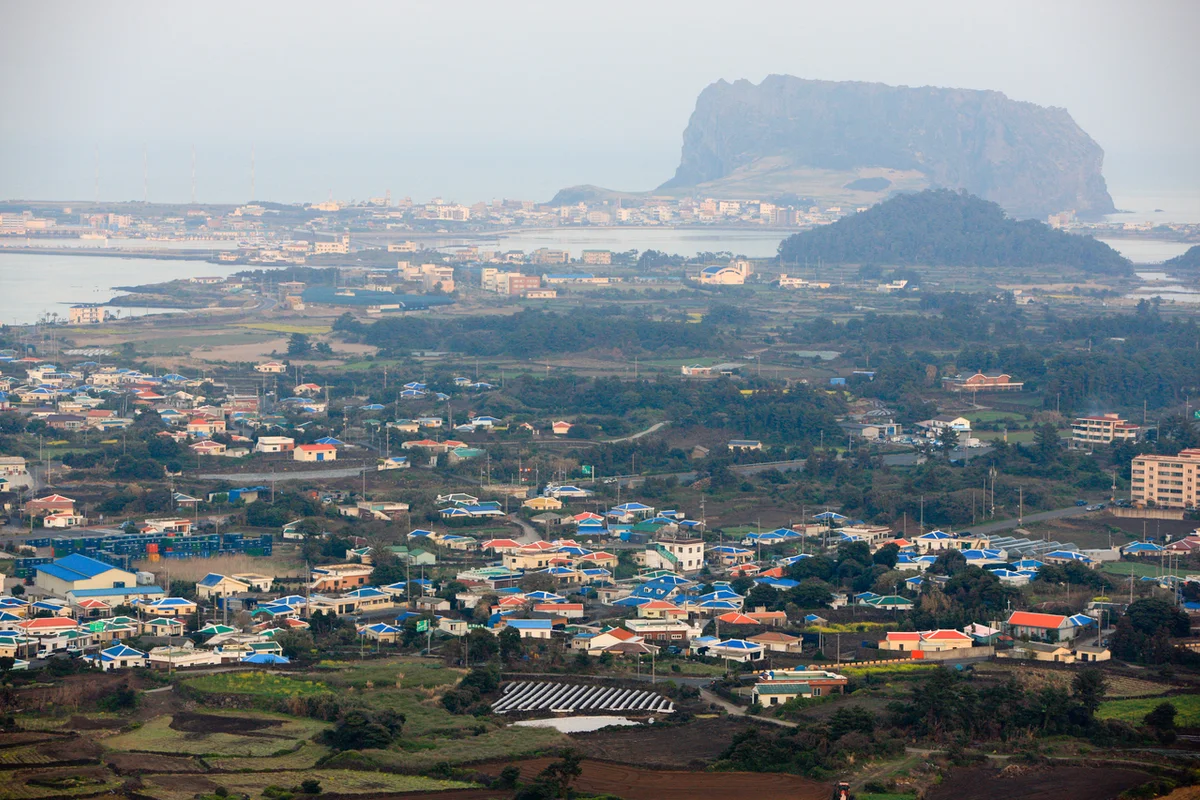 성산일출봉이 보이는 광치기해변 해안 풍경